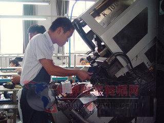 桐鄉市制鞋企業考察百麗、達芙妮生產工廠-世界服裝鞋帽網-行業門戶.全國十佳電子商業行業門戶網站