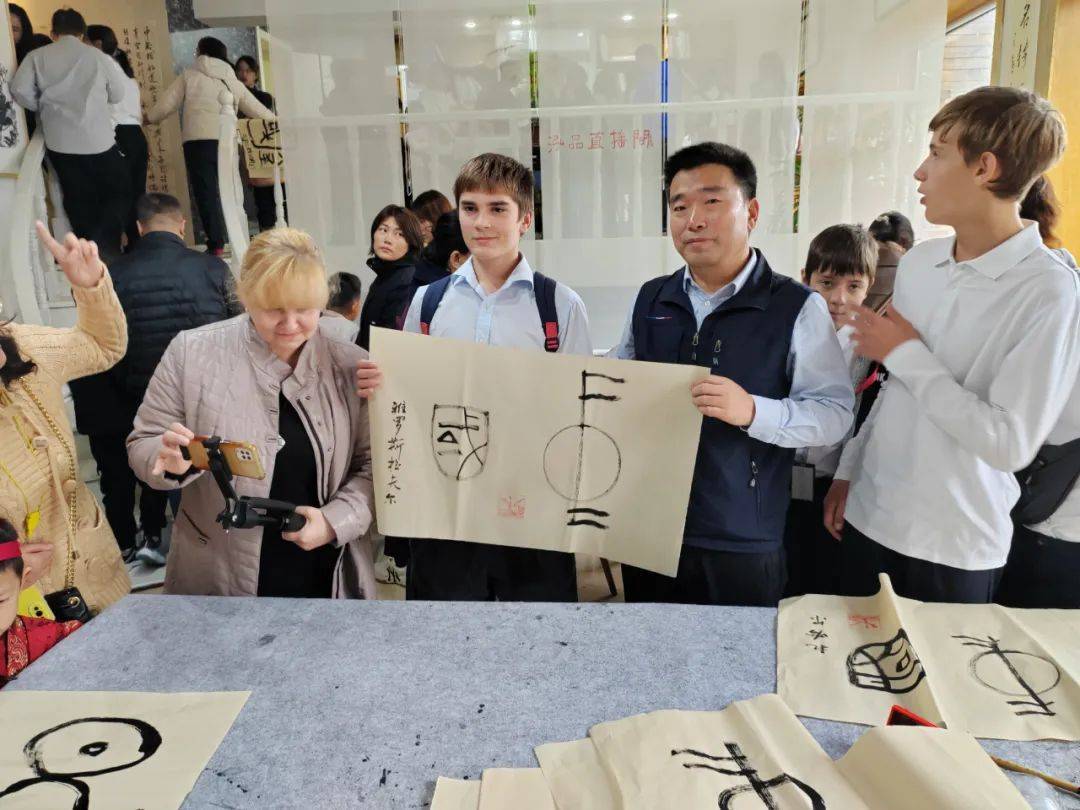 筆墨傳情，友誼長存——哈爾濱市書法家協(xié)會成功舉辦中俄青少年藝術文化交流活動